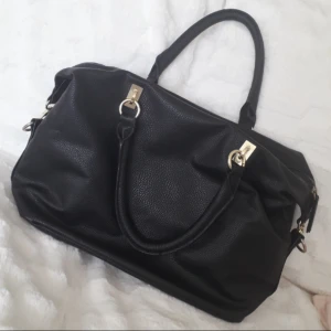  - Snygg svart väska från HM! Enkel, rymlig och perfekt till exempelvis jobbet eller skolan. Extra långt bagstrap ingår. I fint begagnat skick. FRI FRAKT!