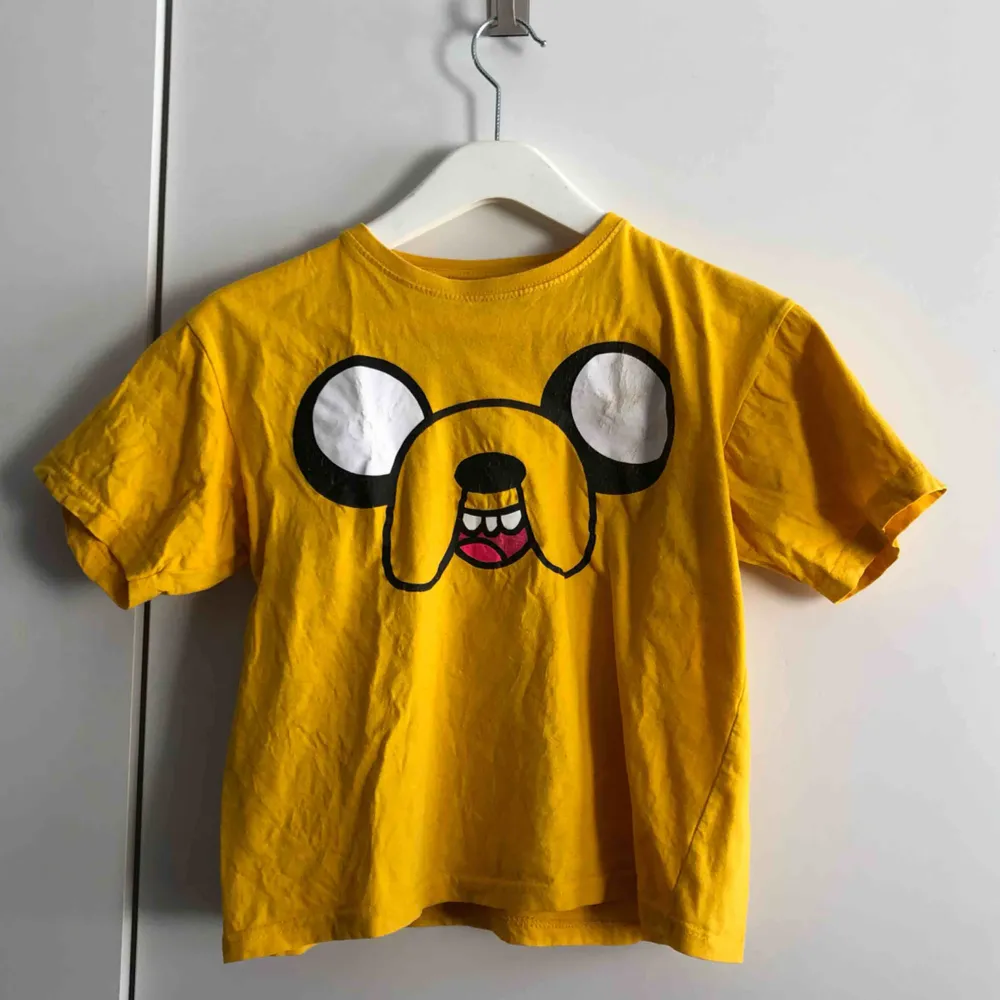 Hunden Jake från Adventure time t-shirt, ‼️gratis frakt‼️ passar mig som har S. T-shirts.