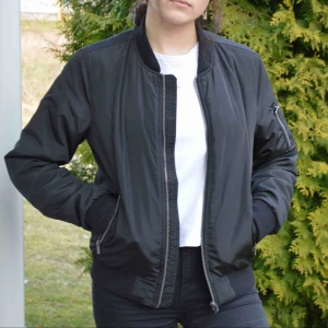  - Snygg bomberjacka från Lager 157! Frakt tillkommer.