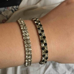  - Båda armband för 20kr, säljer ej separat. Saknar några diamanter men inget man lägger märke till. Stretchiga så passar alla handleder! 