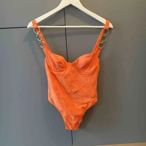  - Snygg body. Passar dig med S/M och lite mindre byst. Köparen står för frakt 