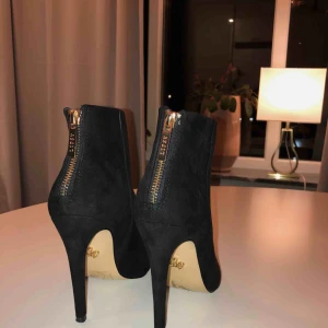  - Säljer mina väldigt fina men oanvända skor, använda 1 gång pga för liten storlek! Märket på skorna är lipsy london och original priset är 1000kr, frakten ingår även i priset! 