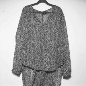  - Fin och tunn blus från GinaTricot. Längre baktill, där går den tyget lite omlott. Långa ärmar. Fri frakt!