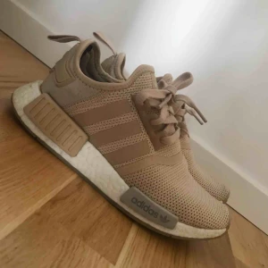  - Adidas NMD storlek 37 1/3 Använd fåtal gånger  Köparen står för frakt
