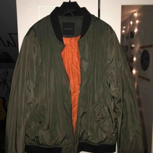  - Super skön bomber jacka med orange fordring. Köparen står för frakten, kan mötas upp i Lund 