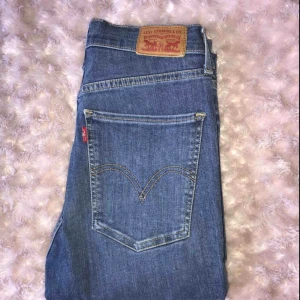  - Levis super skinny mile high. Sömmen har gått upp lite längst ner på ena benet annars är dom i bra skick