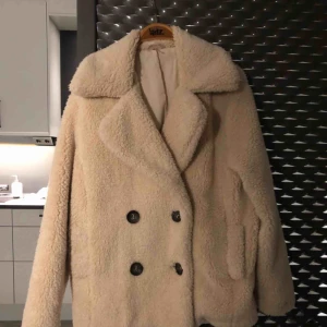  - Jättefin ulljacka från Free People. Otroligt mjukt material och håller dig varm i kylan. Passar även S/M den är ganska stor. Knappt använd :)  Nypris 1000kr. 