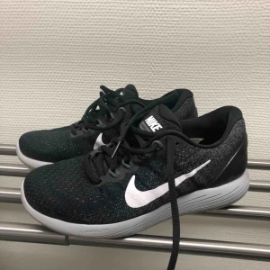  - NIKE SKOR. ANVÄNDA 2 GÅNGER SÅ NÄSTAN HELT NYA. KÖPTA FÖR 1200 KR. KÖPAREN STÅR FÖR FRAKT.