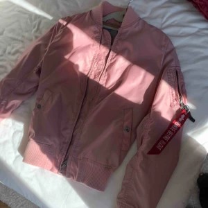 - Alpha Industries Jacka i XS. Använt ett fåtal gånger Frakt ingår