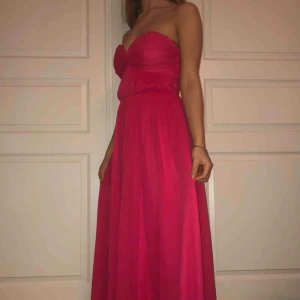  - Säljer denna cerise rosa långklänning som är alldeles oanvänd. Perfekt till sommaren eller på en finare tillställning. 🤩