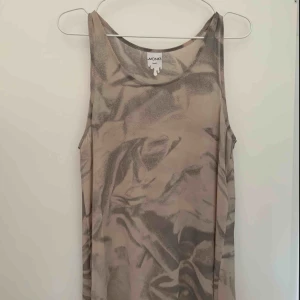  - Längre topp. Lätt genomskinlig, rak i formen.   Köparen betalar porto. 