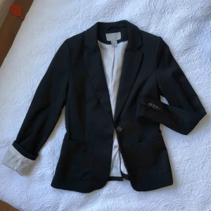  - Skitsnygg kavaj från HM✨  Använd bara 2 gånger, säljer pga får ingen användning för den. Nyskick✨