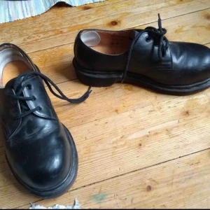  - Låga martens med stålhätta i storlek 37. Original UK tillverkade och i superskick! Äkta kap! Fraktar (köparen står för frakten) eller möts upp i Växjö.