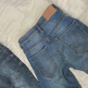  - 2 styckna stretchiga jeans. Lågmidjade modeller. Frakt tillkommer! Kolla gärna in mina andra plagg;)