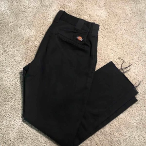  - Croppade jeans från dickies insydda strl w30 Köparen står för frakt men kan mötas upp i uppsala