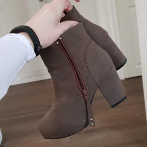  - Fräscha klackar i beg. men fint skick. Står bara på hyllan så söker ny ägare såhär till våren! 