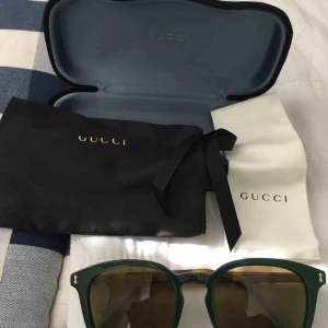  - Jättefina Gucci solglasögon helt klart äkta , helt nya inte använda inköpta förra året 2018 som present därför har inte jag kvitto kvar ..  vill man ha det skickat får man stå för frakt själv .. 