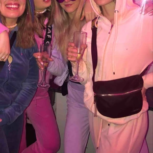  - Velour dress i biege/aprikos, matchade byxor och hoodie.  Kan frakta eller mötas upp. 