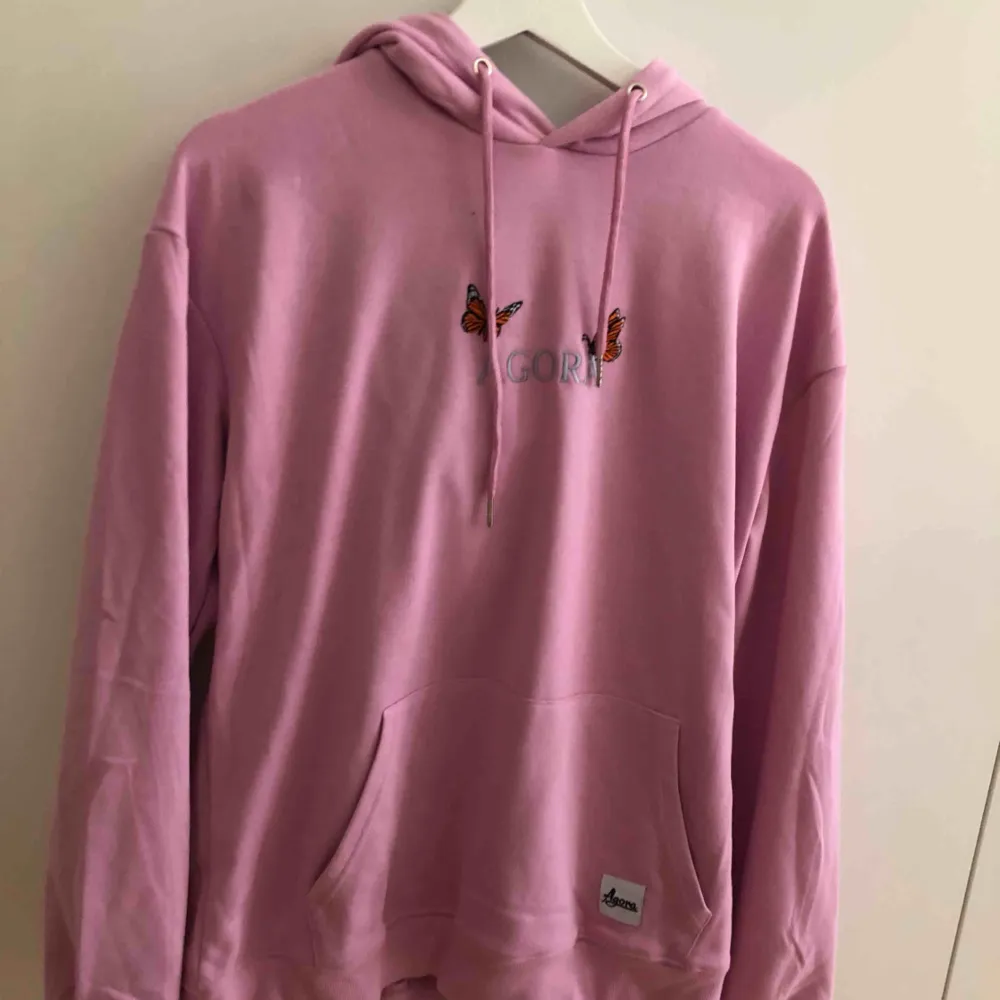 En rosa agora hoodie köpt för 550kr aldrig använd💕 supersnygg!. Hoodies.