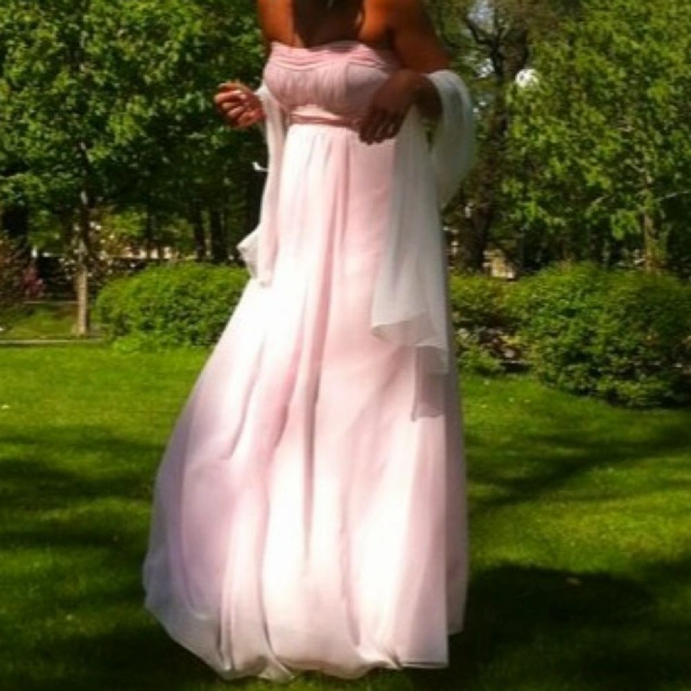 Drömlik ljusrosa klänning, kemtvättad nyss, använd 2 gånger, med vit "sjal"  | Plick