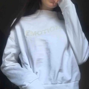  - Vit college tröja med tryckt ”emotional”. OBS! fraktar ej, möts upp i stockholm💓