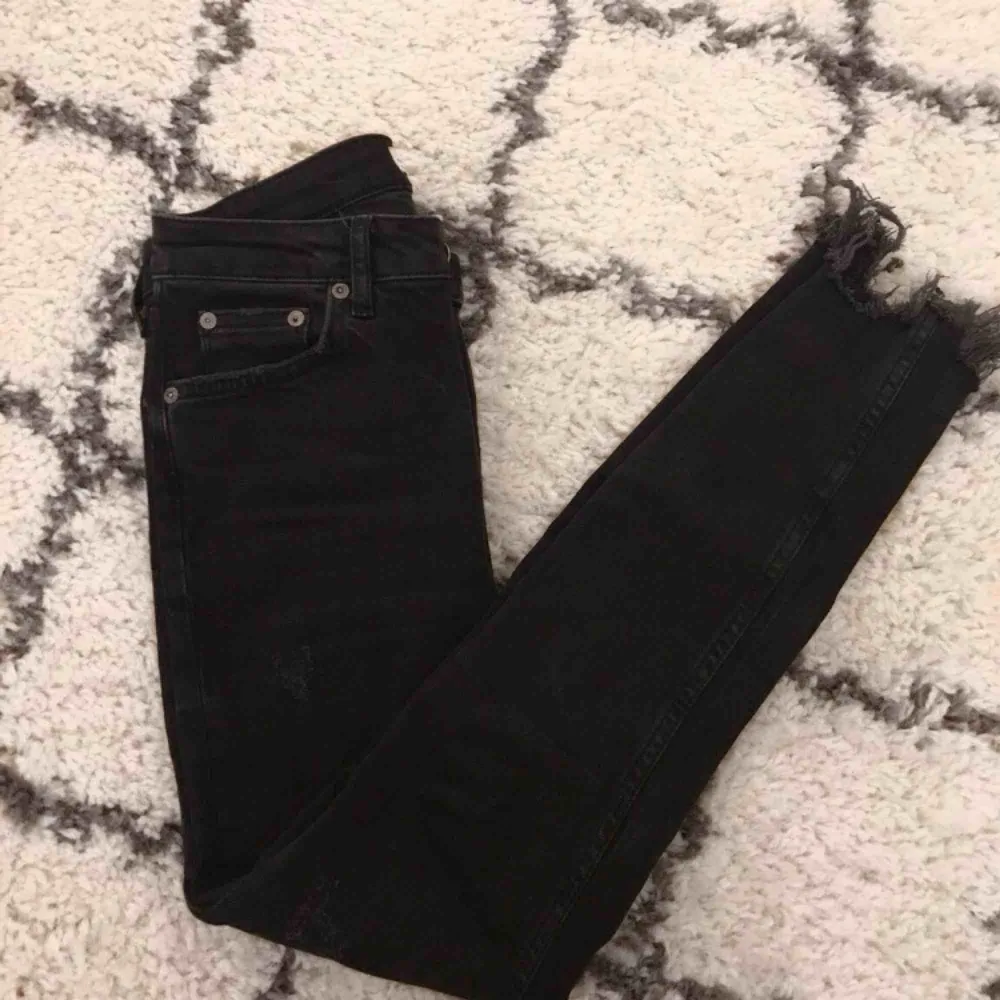 Super snygga jeans från zara med snygga slitningar vid anklarna & små slitningar i byxbenen!  Passar även 36 :). Jeans & Byxor.