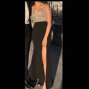  - säljer min jätte fina balklänning från bubbleroom  vara använd 1 gång, väldigt bra skick jag står för frakt om snabb affär❤️ nypris: 1200