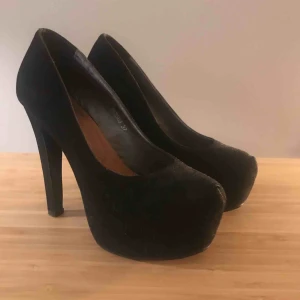  - Svarta högklackade sammets pumps från TIAMO i storlek 37. Änvända cirka 3 gånger så de är så gott som nya! 