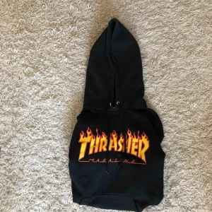  - Svart thrasher-hoodie i nyskick! Strl S.