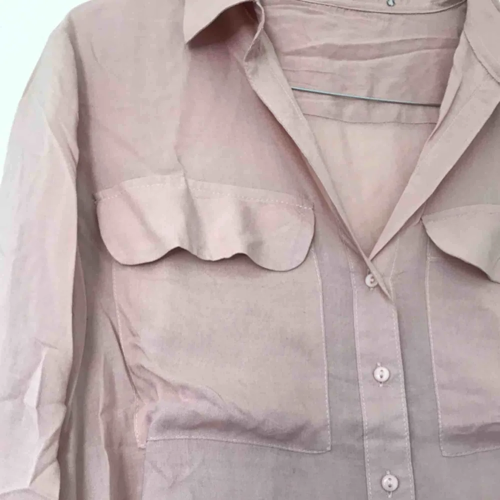 Superfin puderrosa skjorta, aldrig kommit till användning, endast skrynklig pga legat i en byrålåda annars i perfekt skick.  💘. Skjortor.