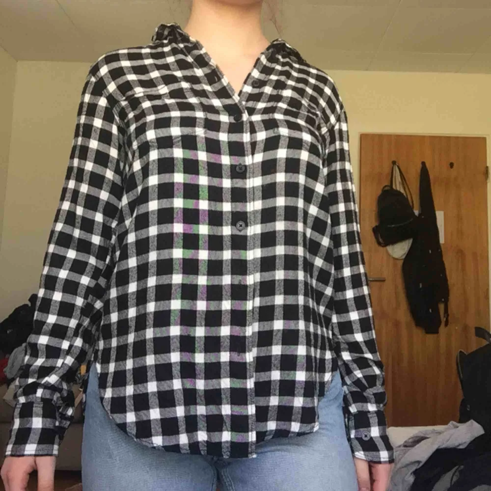 Super fin grunge flannel från HM som är använd endast 1 gång till ett foto, kan användas knyten och oknyten och passar storlek XS-M skulle jag säga, köpare står för frakt :). Toppar.