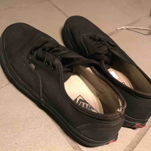  - Oanvända svarta Vans i storlek 40,5 behöver nytt hem😊💗
