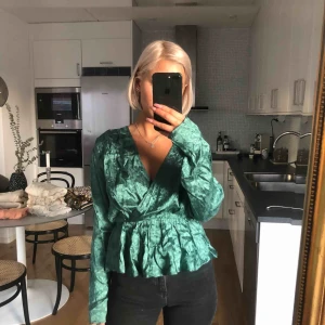  - Blus i vårens trendigaste material silke. Från Gina Tricot. Helt oanvänd men något skrynklig. 