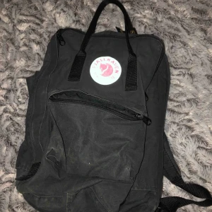  - Väska från fjällräven som är anpassad för att en dator ska få plats i ett fack för just datorn. Använd men fortfarande i bra skick! Säljer pga använder den inte längre.