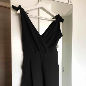  - Playsuit svart från Zara! Helt ny, aldrig använd endast provad. Justerbara axelband! Smets i ryggen.