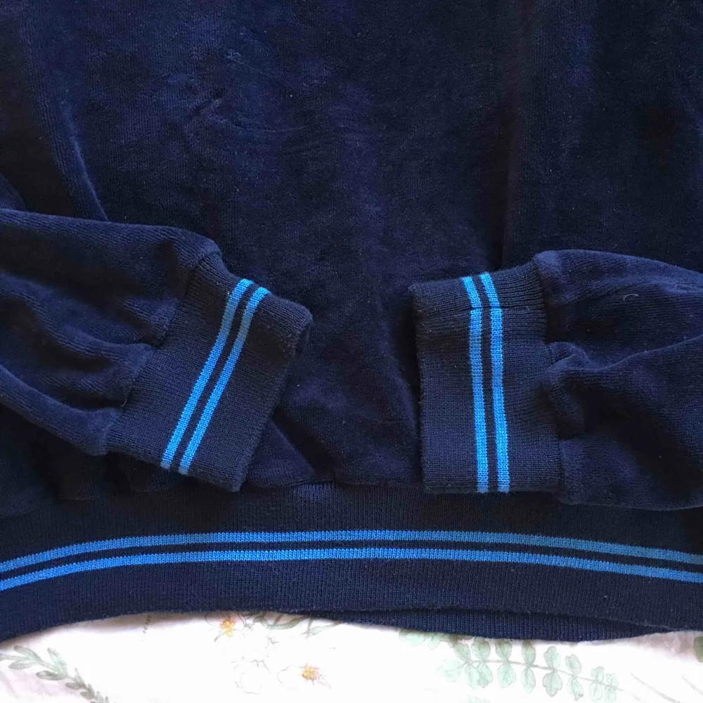 Cool tröja köpt på Humana. Snyggt oversized på S. Frakt betalas av köparen, kan mötas upp i Lund (:. Tröjor & Koftor.