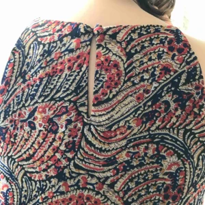  - Tunn linne med röda vågor till mönster. Två lager med svart tyg under.