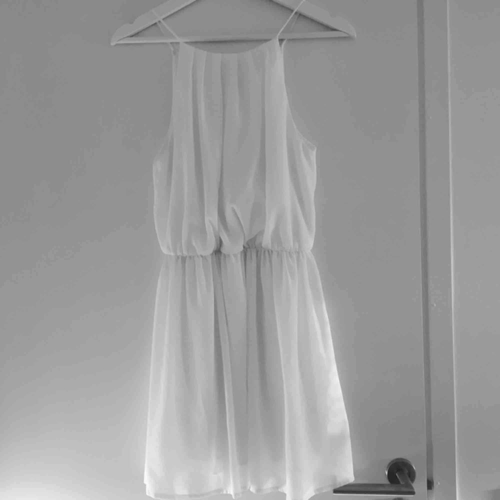 Vacker vit klänning som passar suveränt nu till studenten. Passar både S och XS och är knappt använd. Har du några frågor eller vill ha fler bilder är det bara att skriva till mig :) Frakt betalar köparen.. Klänningar.