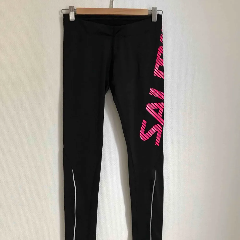 Salming löp-, träning-, och/eller yogabyxor. Aldrig använda. Bra kvalitet. Svarta med rosa bokstäver på vä ben.. Jeans & Byxor.