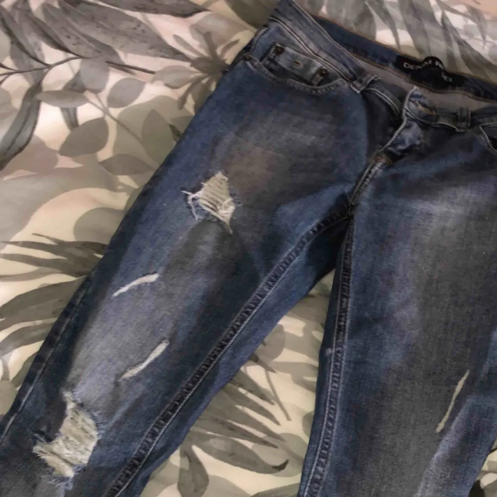 Ett par Jeans ifrån märker denim rebel. Sitter skit snyggt på och har lite slitningar lite överallt. De är trasiga vid ett ”fäste” men går att lagas. Frakt tillkommer. Jeans & Byxor.