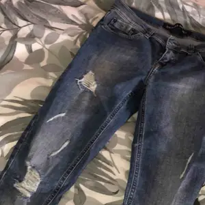 Ett par Jeans ifrån märker denim rebel. Sitter skit snyggt på och har lite slitningar lite överallt. De är trasiga vid ett ”fäste” men går att lagas. Frakt tillkommer