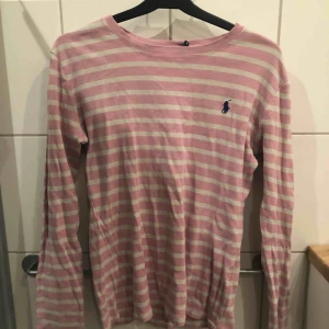  - Äkta Ralph lauren tröja i rosa randigt motiv Bra skick