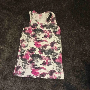  - Blommigt tränings linne Köparen betalar frakten :) betalas med swish