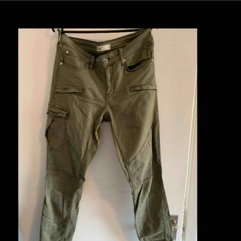 Gröna byxor från Gina Tricot. Endast använda ett par gånger.. Jeans & Byxor.