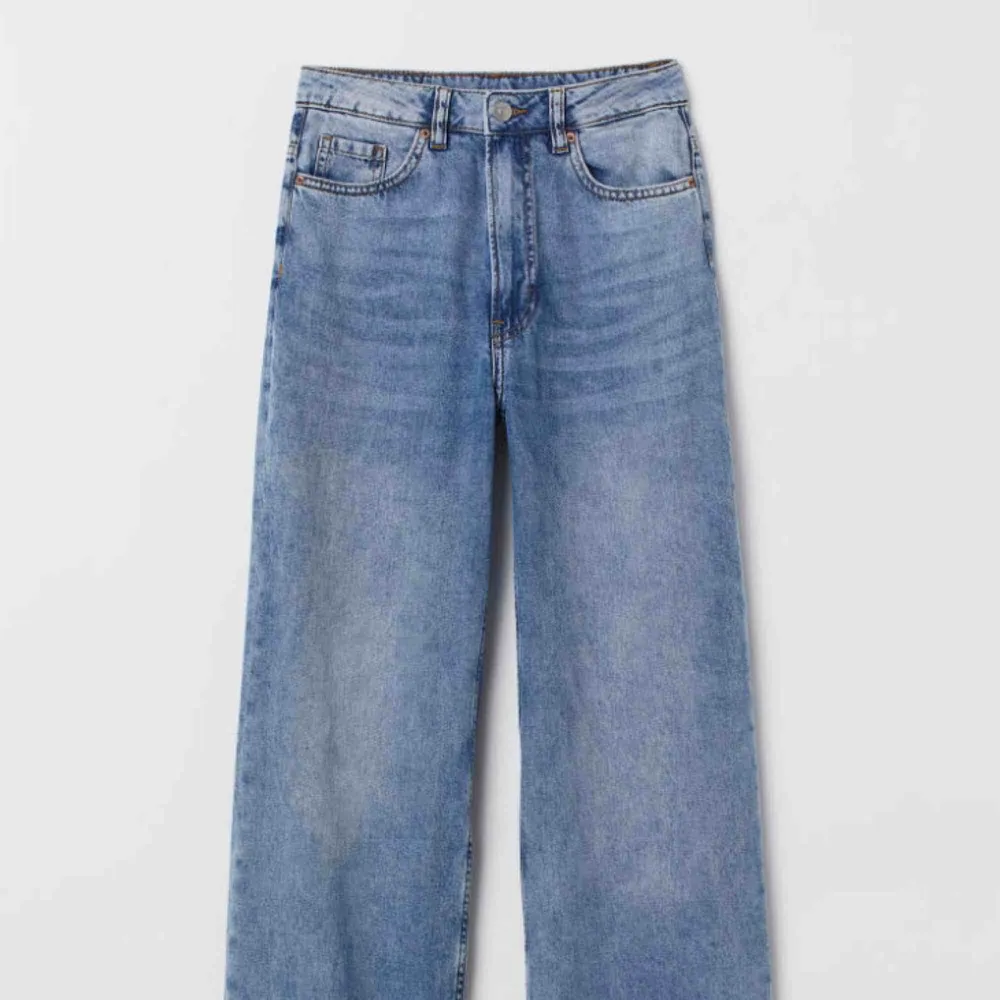 High wide leg jeans från HM i storlek 38. Endast använda ett fåtal gånger.  200 kr inkl frakt! . Jeans & Byxor.