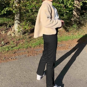  - Teddy jacka ifrån Weekday. Väldigt bra skick, tvättad i maskin en gång. Perfekt  till våren! Frakt tillkommer men är öppen för prisförslag vid snabb affär. 