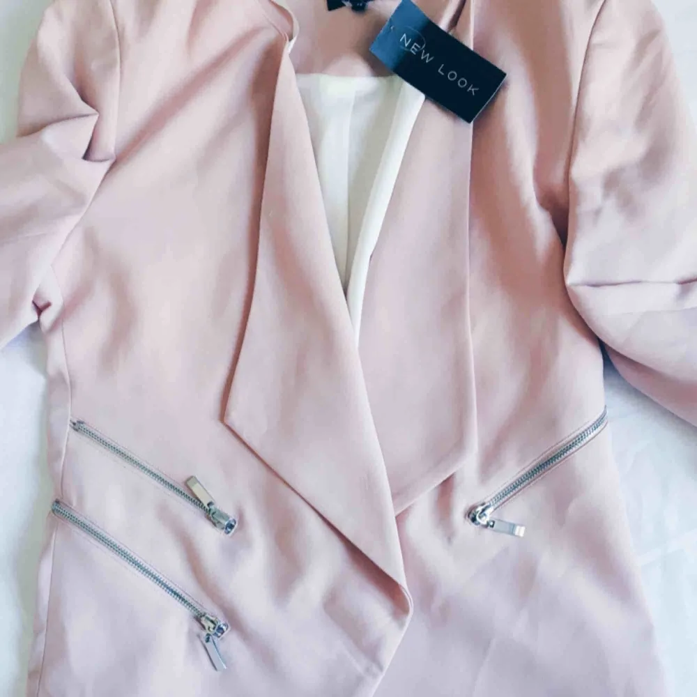 Oanvänd rosa blazer från New look! Dekorativa kedjor i silver och fina feminina beslag.. Jackor.