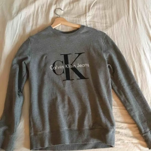  - Calvin Klein tjocktröja i Storlek M för Kille men funkar även för tjejer. Är nästan oanvänd så den är i nyskick. 