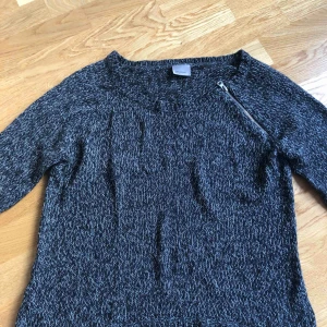  - Stickad tröja svart/vit/grå med dragkedja. Fint skick!