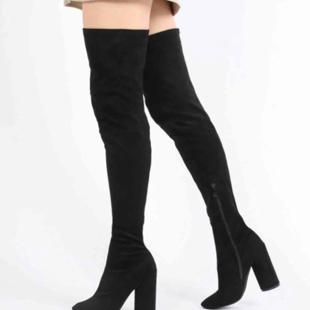 Super comfortable knee high boots. Skor.